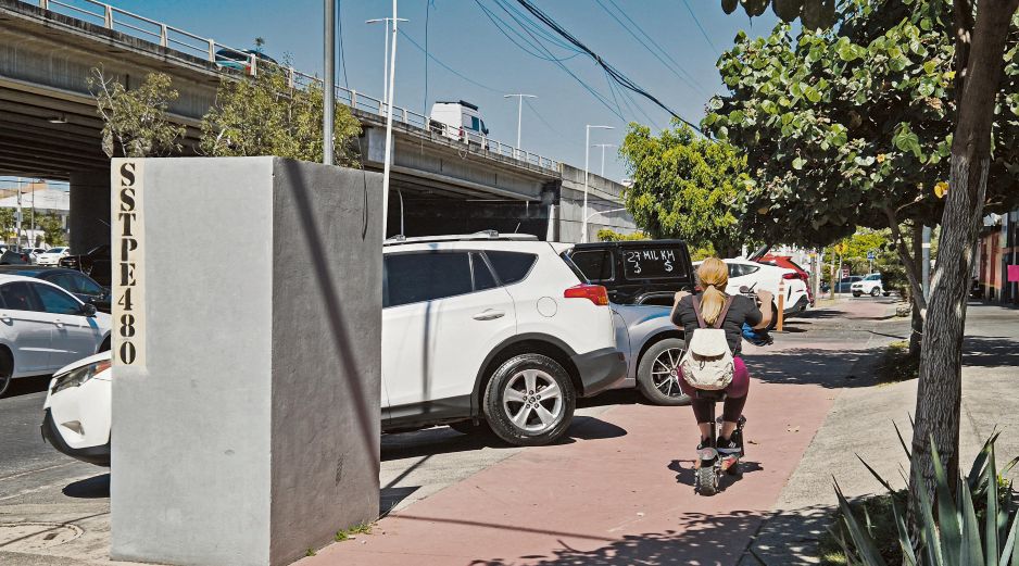 Negocios y camiones de carga utilizan los carriles laterales del Periférico como estacionamiento o patio de maniobras, reduciendo la circulación y provocando congestionamientos constantes. EL INFORMADOR/ J. Acosta