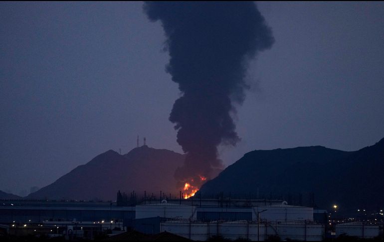 En la imagen, una columna de humo se extiende en las instalaciones petroleras de Fujairah, Emiratos Árabes Unidos. AP/A. Qadri
