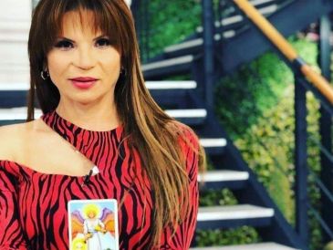 La astróloga Mhoni Vidente compartió las cartas que guiarán a cada signo del zodiaco del 10 al 15 de marzo, revelando mensajes sobre cambios, decisiones importantes y oportunidades en distintos aspectos de la vida. FACEBOOK / Mhoni Vidente