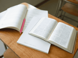 El rezago educativo en México afecta a aproximadamente 24.2 millones de personas (24.2% de la población) que no han concluido la educación obligatoria. CANVA