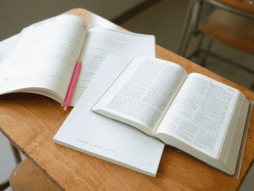 El rezago educativo en México afecta a aproximadamente 24.2 millones de personas (24.2% de la población) que no han concluido la educación obligatoria. CANVA