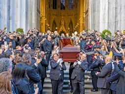 Músicos, principalmente trombonistas, tocan música mientras el cuerpo de Willie Colón sale de la iglesia de San Patricio en Nueva York. EFE
