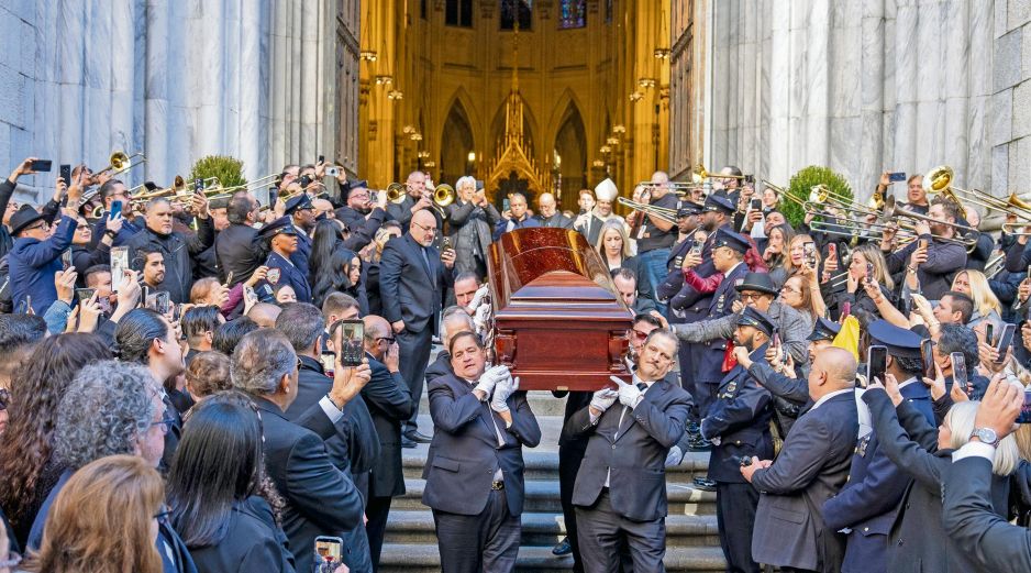 Músicos, principalmente trombonistas, tocan música mientras el cuerpo de Willie Colón sale de la iglesia de San Patricio en Nueva York. EFE