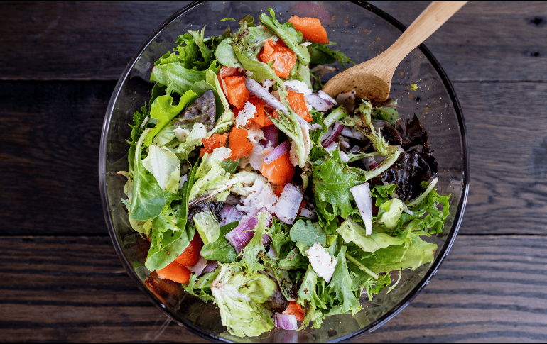 Muchas personas desconocen que añadir vinagre de manzana a la lechuga no solo aporta sabor. ESPECIAL
