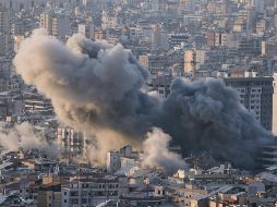 Columnas de humo se elevan tras un ataque aéreo israelí en Dahiyeh, en los suburbios del sur de Beirut, Líbano. AP/B. Hussein