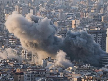 Columnas de humo se elevan tras un ataque aéreo israelí en Dahiyeh, en los suburbios del sur de Beirut, Líbano. AP/B. Hussein