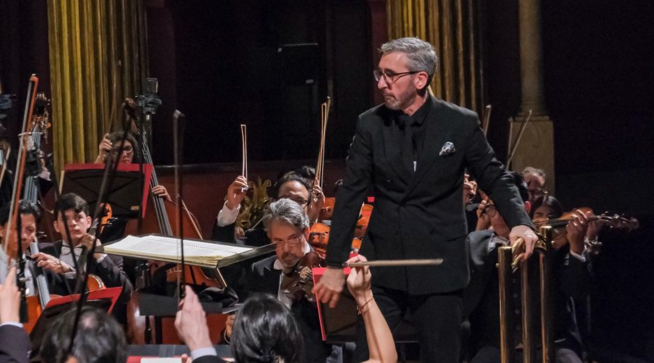 Para José Luis Castillo, el director de la orquesta, el programa no es simplemente una sucesión cronológica de estilos, sino una forma de mostrar cómo ciertos lenguajes musicales continúan dialogando a lo largo del tiempo. CORTESÍA / OFJ