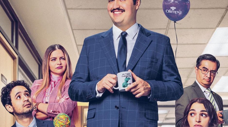 La serie, filmada con estilo de falso documental, apuesta por improvisación y cercanía con la cámara para capturar el caos cotidiano del trabajo. CORTESÍA