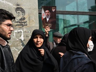 Hombre sostiene un retrato del nuevo líder supremo de Irán, Mojtaba Jameneí, en Teherán. EFE/J. León