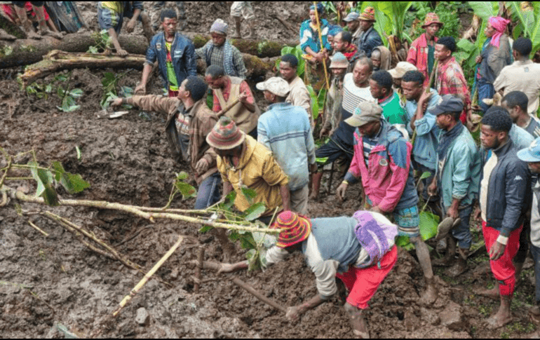 Vecinos de a zona buscan cuerpos de las víctimas de un alud de lodo en el distrito de Gacho Baba, en a región de Gamo, en el sur de Etiopía. AP/ Departamento de Comunicación del gobierno del distrito de Gacho Baba