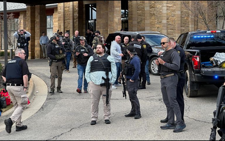 Agentes policiales resguardan la sinagoga Temple Israel tras un reporte de tiroteo, en el municipio de West Bloomfield, Michigan. AP/C. Williams