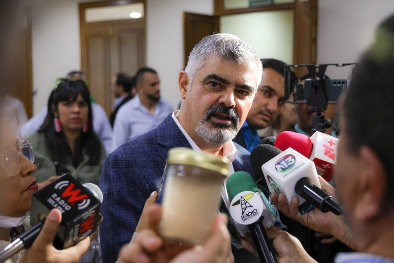 &nbsp;Un ciudadano pidió al Director analizar una muestra de agua en un frasco con el fin de comprobar si es adecuada para lavarse los dientes o no. EL INFORMADOR / A. Navarro