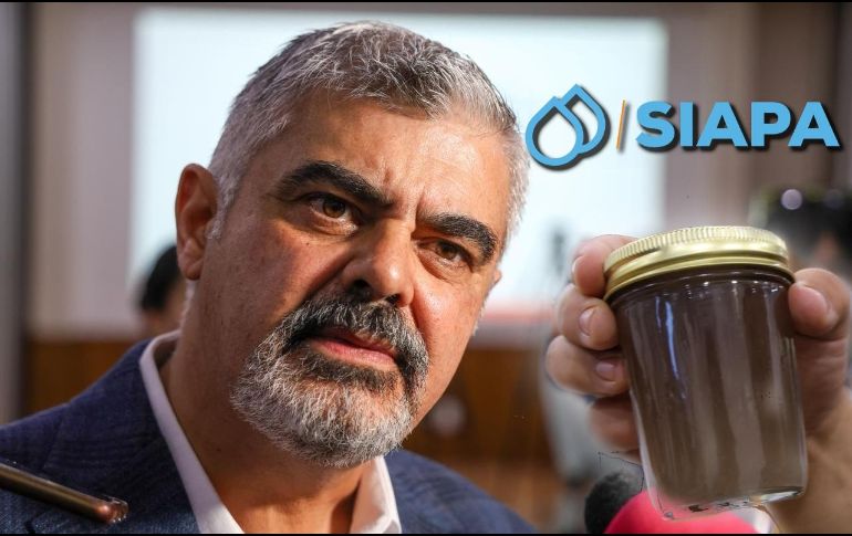 Un ciudadano pidió al director del Siapa analizar una muestra de agua en un frasco. EL INFORMADOR / A. Navarro