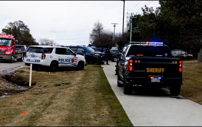 En los minutos posteriores al ataque, se podía ver humo saliendo en grandes bocanadas de la sinagoga, que también alberga un centro de primera infancia. EFE/S. JARRIS
