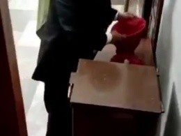 VIDEO: Captan a presunto colaborador de Catedral en Puebla tomando dinero de la limosna