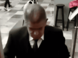 El video muestra a un presunto colaborador de la Catedral de Tehuacán tomando el dinero de las bolsas destinadas al diezmo