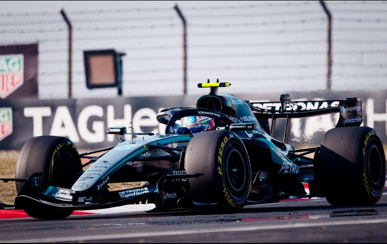 Antonelli cubrió los 5.451 metros de la pista en un minuto, 32 segundos y 64 milésimas, aventajando a George Russell en dos décimas. EFE/A. Plavevski