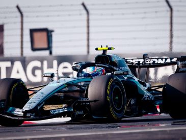 Antonelli cubrió los 5.451 metros de la pista en un minuto, 32 segundos y 64 milésimas, aventajando a George Russell en dos décimas. EFE/A. Plavevski