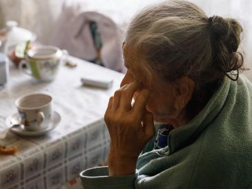 Manifestaciones como tos persistente, estornudos, falta de aire y opresión en el pecho suelen interpretarse como resfriados o cuadros gripales, lo que retrasa la identificación de una alergia. ESPECIAL / CANVA