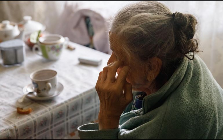 Manifestaciones como tos persistente, estornudos, falta de aire y opresión en el pecho suelen interpretarse como resfriados o cuadros gripales, lo que retrasa la identificación de una alergia. ESPECIAL / CANVA