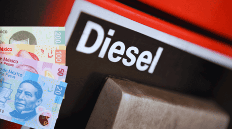 los consumidores, sobre todo autotransportistas, pagarán una cuota del Impuesto Especial Sobre Producción y Servicios (IEPS) de 4.7710 pesos en vez de los 7.3634 pesos de la cuota total del gravamen. ESPECIAL / CANVA