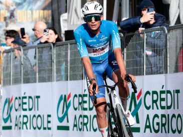 Mañana domingo, el recorrido será plano en su mayoría, perfecto para que del Toro luzca la "Maglia Azzurra" y levante el "Tridente" que ya tiene en sus manos. EFE / R. Bettini