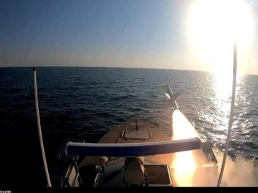 Estas advertencias llegaron después de que Estados Unidos atacara anoche objetivos militares en la isla de Jarg, donde se almacena el 90% del petróleo que Irán exporta al mundo. EFE / Hossein / Tasnim News