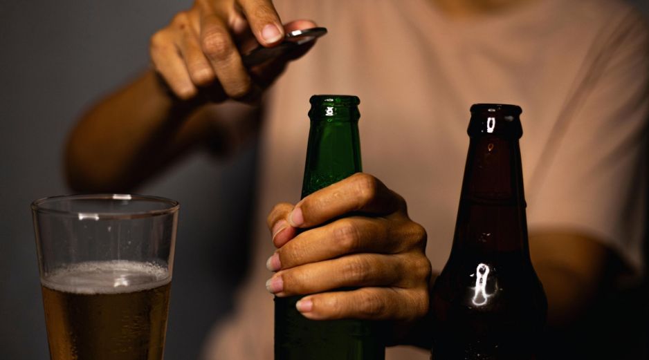 Es importante leer el contenido del medicamento para saber qué ingredientes tiene y preguntarle al médico acerca de cómo pueden interactuar las medicinas con el alcohol. ESPECIAL / CANVA