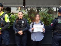 Tras frustrar el intento de secuestro, la estudiante del CUCS fue llevada con su madre por las autoridades. ESPECIAL