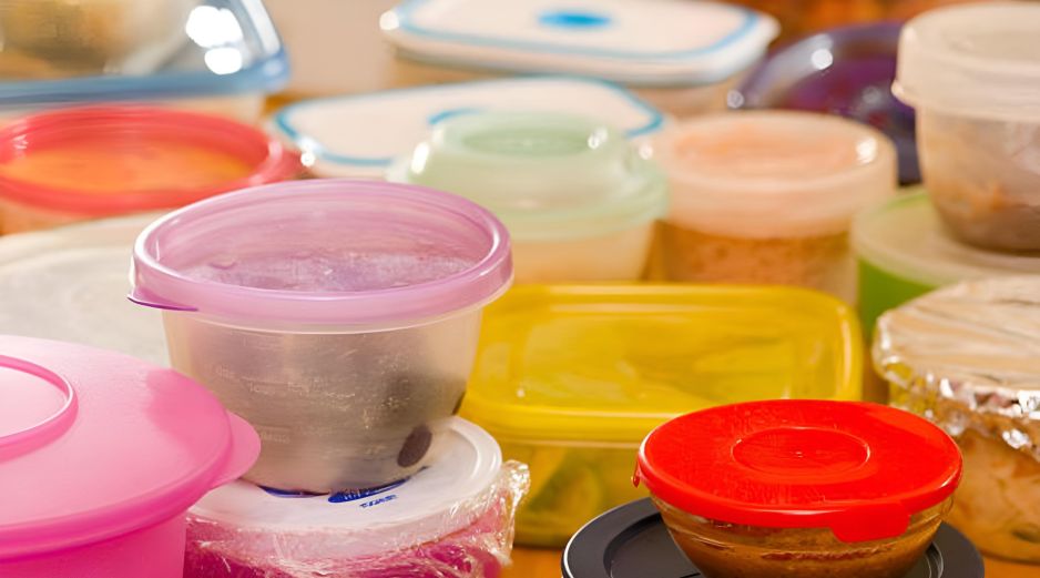 No todos los envases de plástico son aptos para microondas, por lo que es importante verificar los símbolos o indicaciones del fabricante. PIXABAY