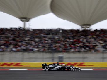 Sergio Pérez cruzó la meta de Shanghái en el puesto 15. EFE/A. Martínez