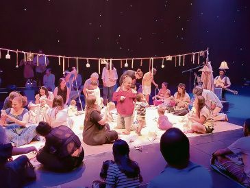 La puesta en escena propone una experiencia sensorial donde música, juego y cercanía construyen un primer acercamiento al teatro. CORTESÍA