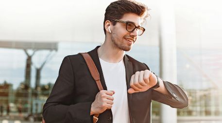 El pase de abordar ya no se dobla en la cartera: ahora vive en el celular o el smartwatch, listo para escanear y seguir el viaje. ESPECIAL