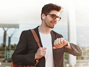 El pase de abordar ya no se dobla en la cartera: ahora vive en el celular o el smartwatch, listo para escanear y seguir el viaje. ESPECIAL