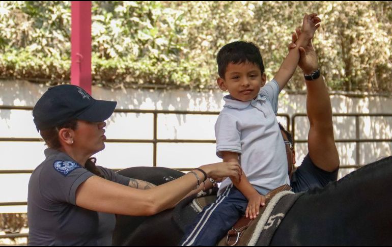 El Centro de Equinoterapia Artemisa aumentó su capacidad de respuesta para niños y niñas con diferentes padecimientos y discapacidades. ESPECIAL / Policía de Guadalajara