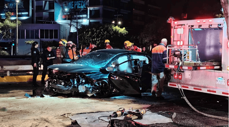 Además de la mujer que perdió la vida en el sitio, también resultaron lesionados el conductor y una joven más. CORTESÍA/M. Zaragoza