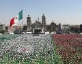 Personas participan en la "Clase masiva de futbol" en la explanada del Zócalo de la Ciudad de México. EFE/M. Guzmán