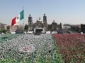 Personas participan en la "Clase masiva de futbol" en la explanada del Zócalo de la Ciudad de México. EFE/M. Guzmán
