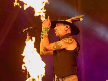 "Lo pasado, pasado", "Pata de perro" y "Solin" amenizaron la noche y abrieron los círculos de "paz y baile" tan característicos de La Maldita Vecindad. SUN / ARCHIVO