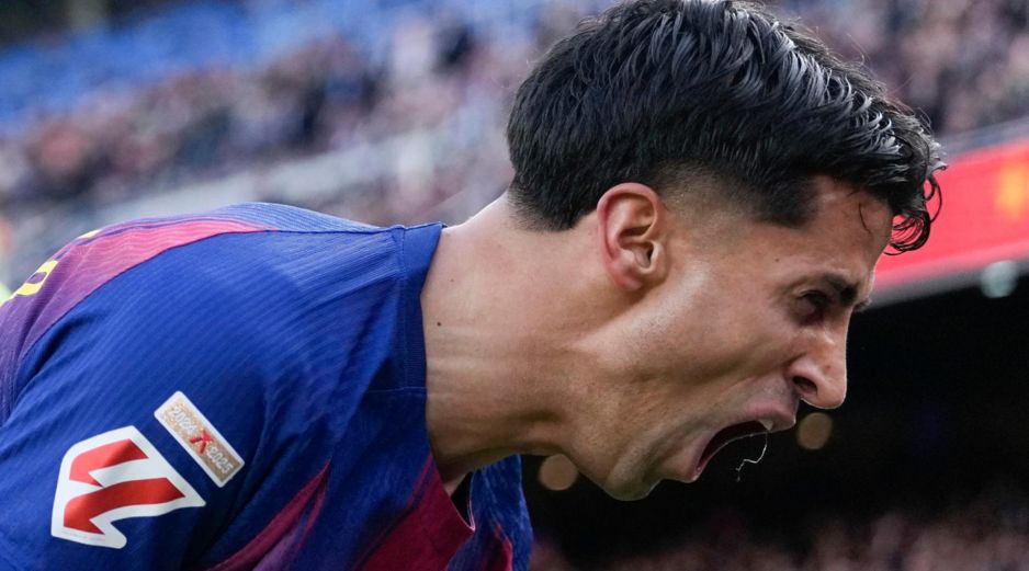 El defensa portugués del FC Barcelona João Cancelo celebra tras anotar durante el partido de LaLiga entre el Barcelona y el Sevilla disputado en el Camp Nou en Barcelona, este domingo. EFE/ E. Fontcuberta