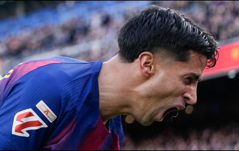 El defensa portugués del FC Barcelona João Cancelo celebra tras anotar durante el partido de LaLiga entre el Barcelona y el Sevilla disputado en el Camp Nou en Barcelona, este domingo. EFE/ E. Fontcuberta