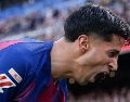 El defensa portugués del FC Barcelona João Cancelo celebra tras anotar durante el partido de LaLiga entre el Barcelona y el Sevilla disputado en el Camp Nou en Barcelona, este domingo. EFE/ E. Fontcuberta