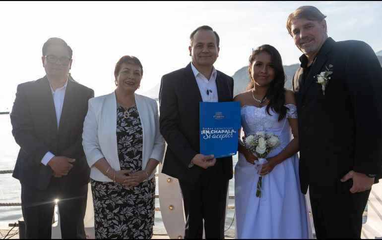 En el brindis oficial, el Presidente municipal reiteró sus mejores deseos para los nuevos matrimonios. AYUNTAMIENTO DE CHAPALA