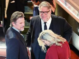 Ethan Hawke y Guillermo del Toro conversan de manera casual durante la edición 98 de los Oscar en el Dolby Theatre de Hollywood, en Los Ángeles, California. AFP