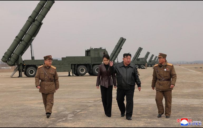 Corea del Norte lanzó hasta una docena de misiles en un ejercicio de prueba este fin de semana. EFE / KCNA