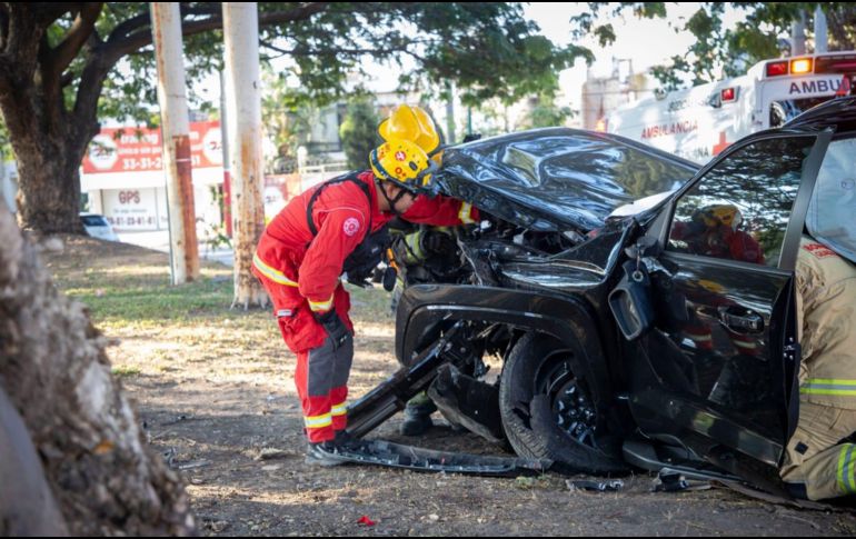 Protección Civil y Bomberos de Guadalajara acudió al punto tras recibir el reporte inicial de personas prensadas tras un choque. ESPECIAL