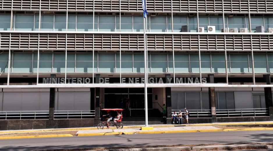 Personas transitan este lunes frente al Ministerio de Energía y Minas en La Habana; Cuba sufrió un nuevo apagón nacional, el sexto en apenas año y medio, informó el Ministerio de Energía y Minas (Minem). EFE/ E. Mastrascusa
