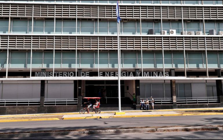 Personas transitan este lunes frente al Ministerio de Energía y Minas en La Habana; Cuba sufrió un nuevo apagón nacional, el sexto en apenas año y medio, informó el Ministerio de Energía y Minas (Minem). EFE/ E. Mastrascusa