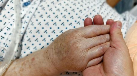 Un emotivo video que muestra la despedida de una pareja de adultos mayores ha generado miles de reacciones en redes sociales. CANVA