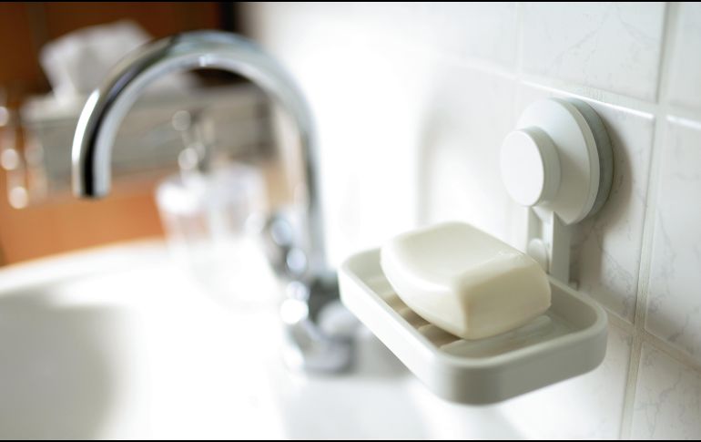 Es fundamental dejar actuar el producto por un periodo de 30 minutos antes de tallar con la escobilla y descargar el agua. UNSPLASH